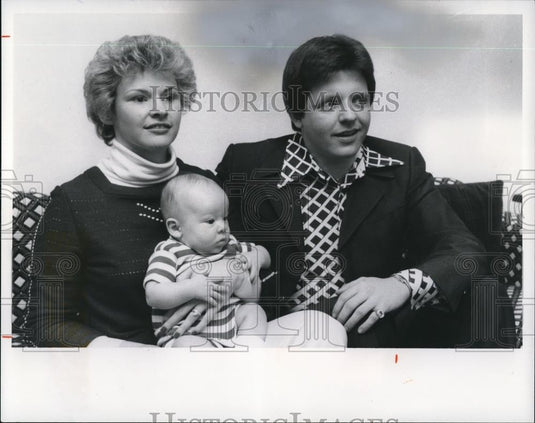 1978 Press Photo Rick Penn, wife & son, Richie age 4 mos. with Kim Bourne - Historic Images