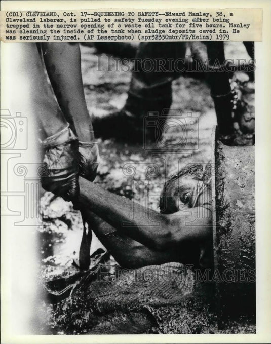 1979 Press Photo Edward Manley was saved after he was trapped in the oil tank - Historic Images