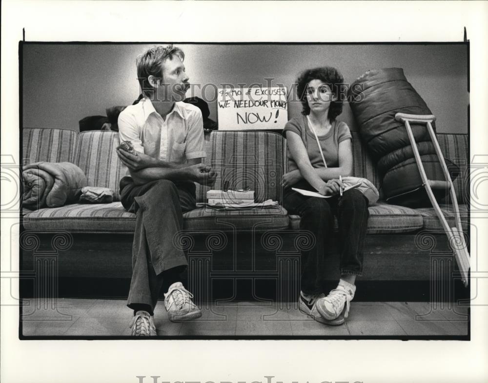 1984 Press Photo Steven &amp; Jeanette Rice wait for their claim to be settled - Historic Images