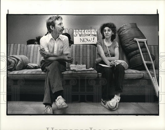 1984 Press Photo Steven & Jeanette Rice wait for their claim to be settled - Historic Images