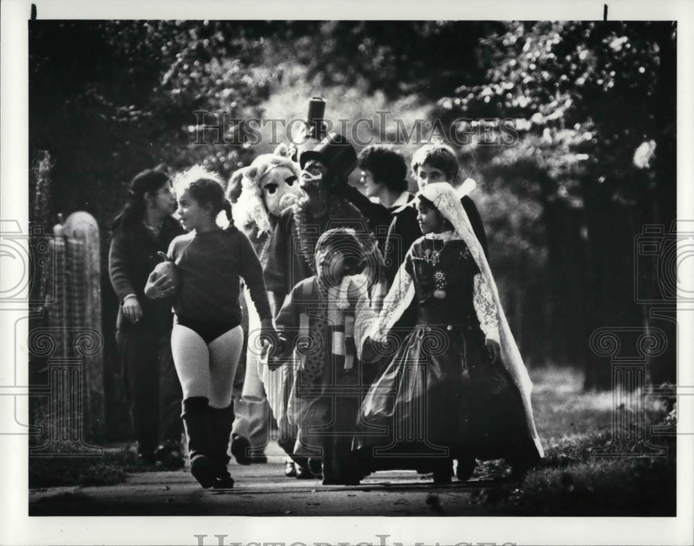 1983 Press Photo Kids in Costumes From St. Paul&#39;s Community Church Visit Elderly - Historic Images