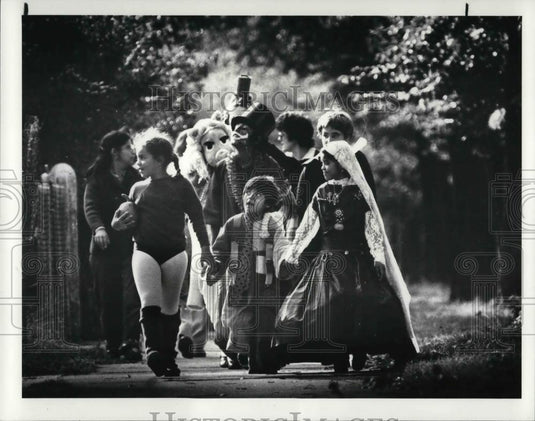 1983 Press Photo Kids in Costumes From St. Paul's Community Church Visit Elderly - Historic Images