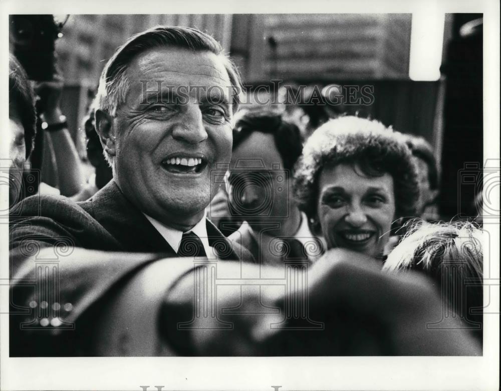 1984 Press Photo Mr and Mrs Walter Mondale in Cleveland 1984 - Historic Images