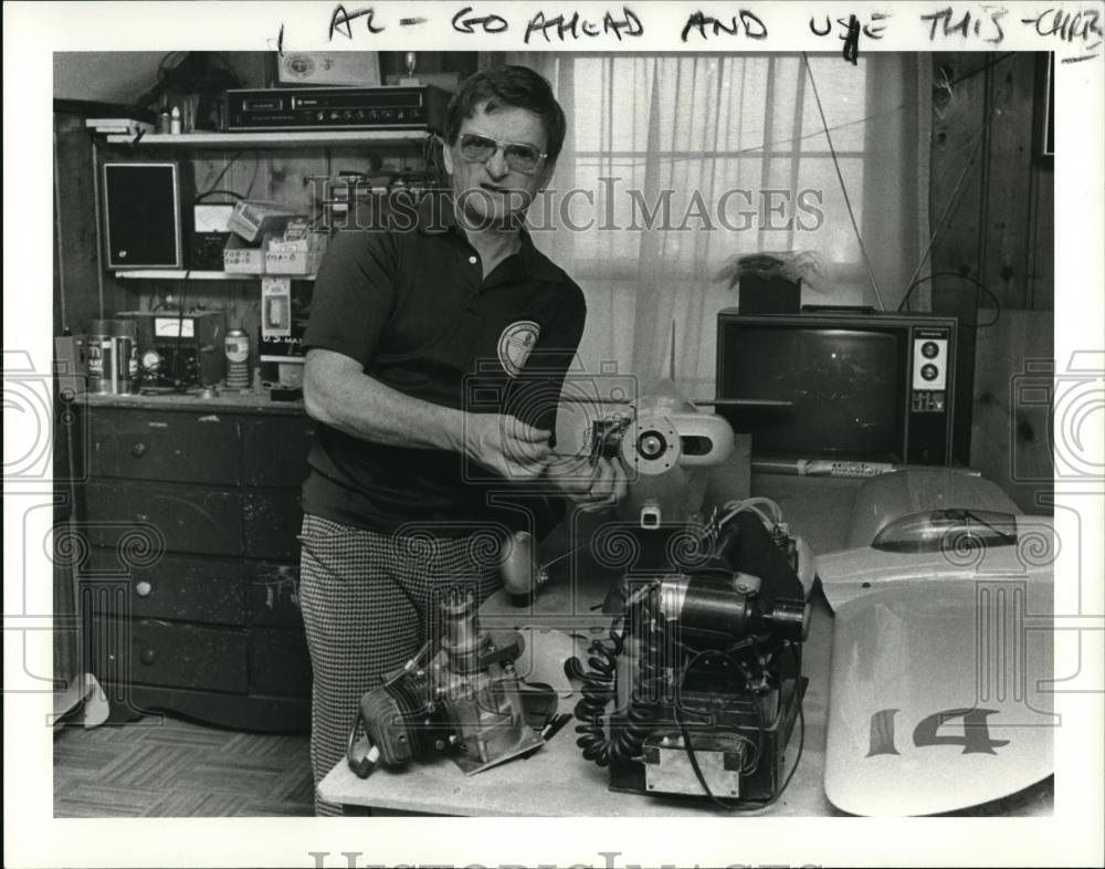 1983 Press Photo Bernie Oldenburgh works on his planes in the upstairs work shop - Historic Images