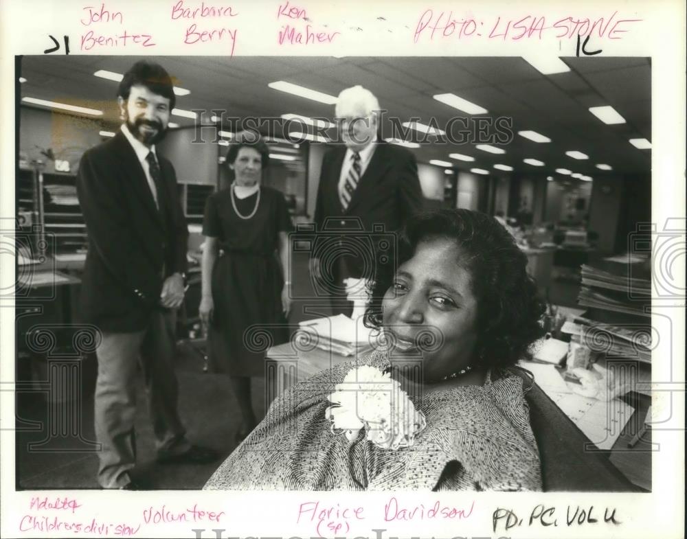 1986 Press Photo Florice Davidson with the State Adult and Family Services - Historic Images