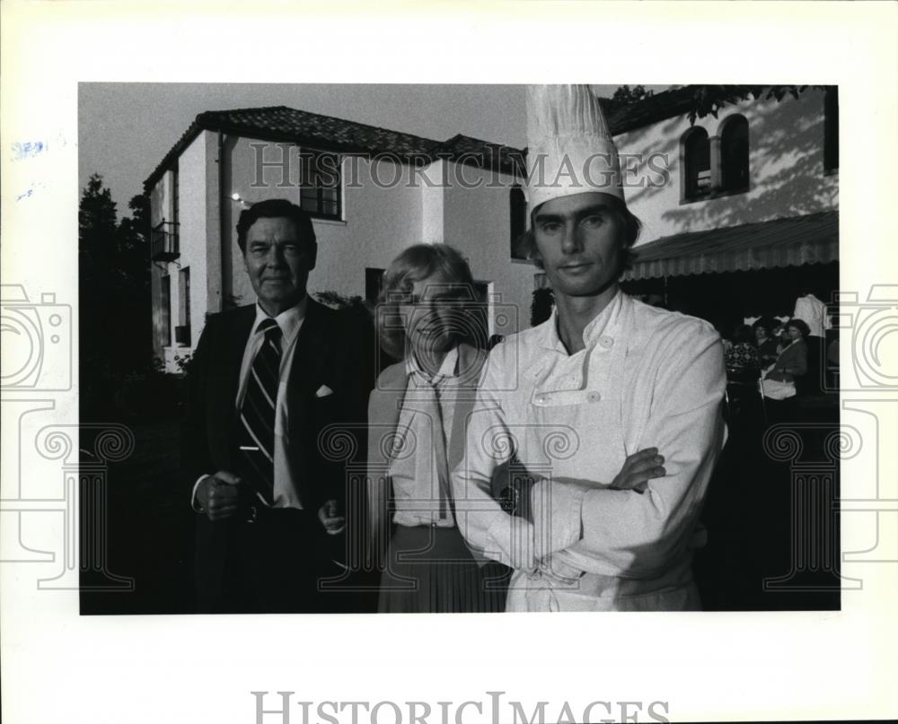 1980 Press Photo Ambassador Wilhelm Wachtmeister posed with Chef Pierre Fahlman - Historic Images