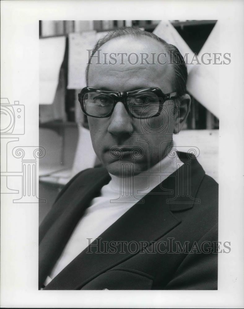 1976 Press Photo Dr. Frederick Holck Cleveland State University - cvp23992 - Historic Images