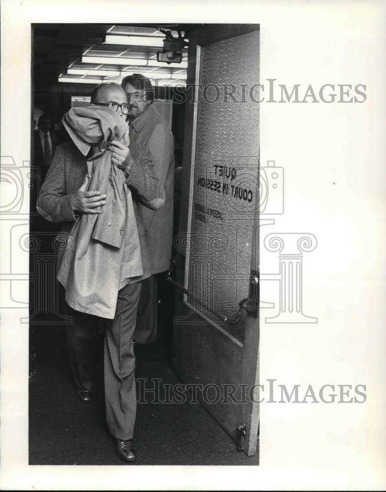 1980 Press Photo Milan Marsh in front of Michael Becks in court - Historic Images