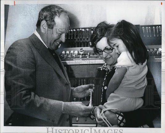1976 Press Photo Peter T. Noyes Mrs. Roger Simon her daughter Lori 3-years-old - Historic Images