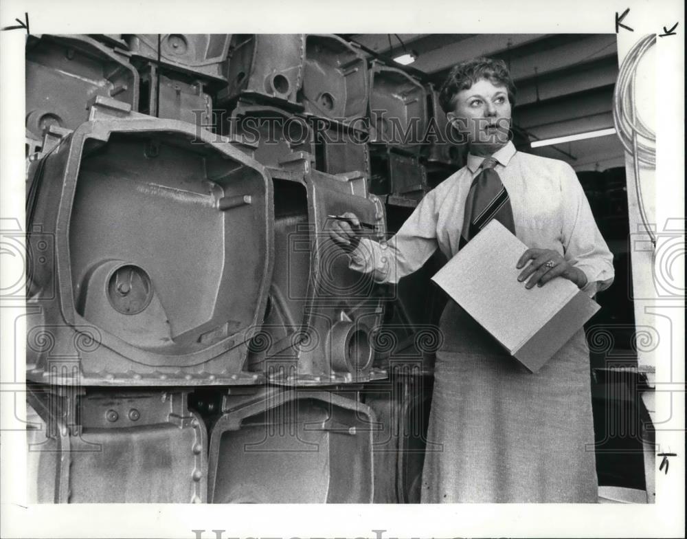 1985 Press Photo Joan Lamson of G &amp; L Casting Impregnation Service - Historic Images