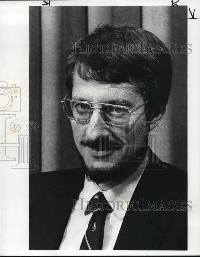 1985 Press Photo Robert W. Poole, publisher of Reason Ma, speaking at City Club - Historic Images
