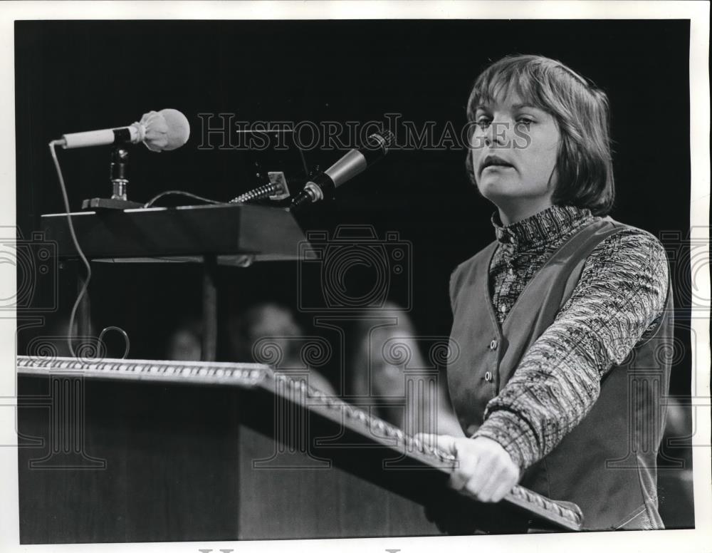 1972 Press Photo Linda Jemers, 1972 presidential candidate at the podium - Historic Images