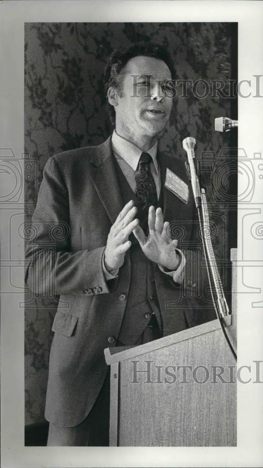 1983 Press Photo Dr Walter McClure at Blue Cross Health Forum - Historic Images