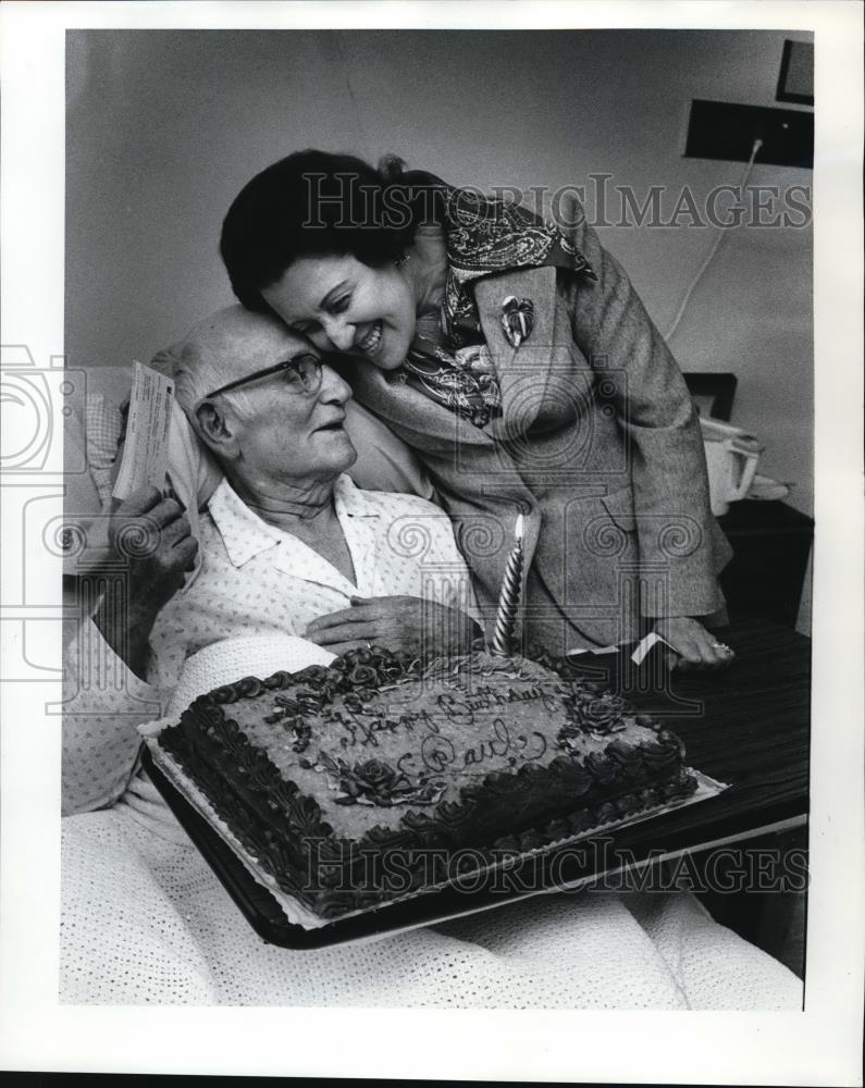 1977 Press Photo Paul Harbaugh donates $895 with wife Elva to Or. Heart Asssoc. - Historic Images