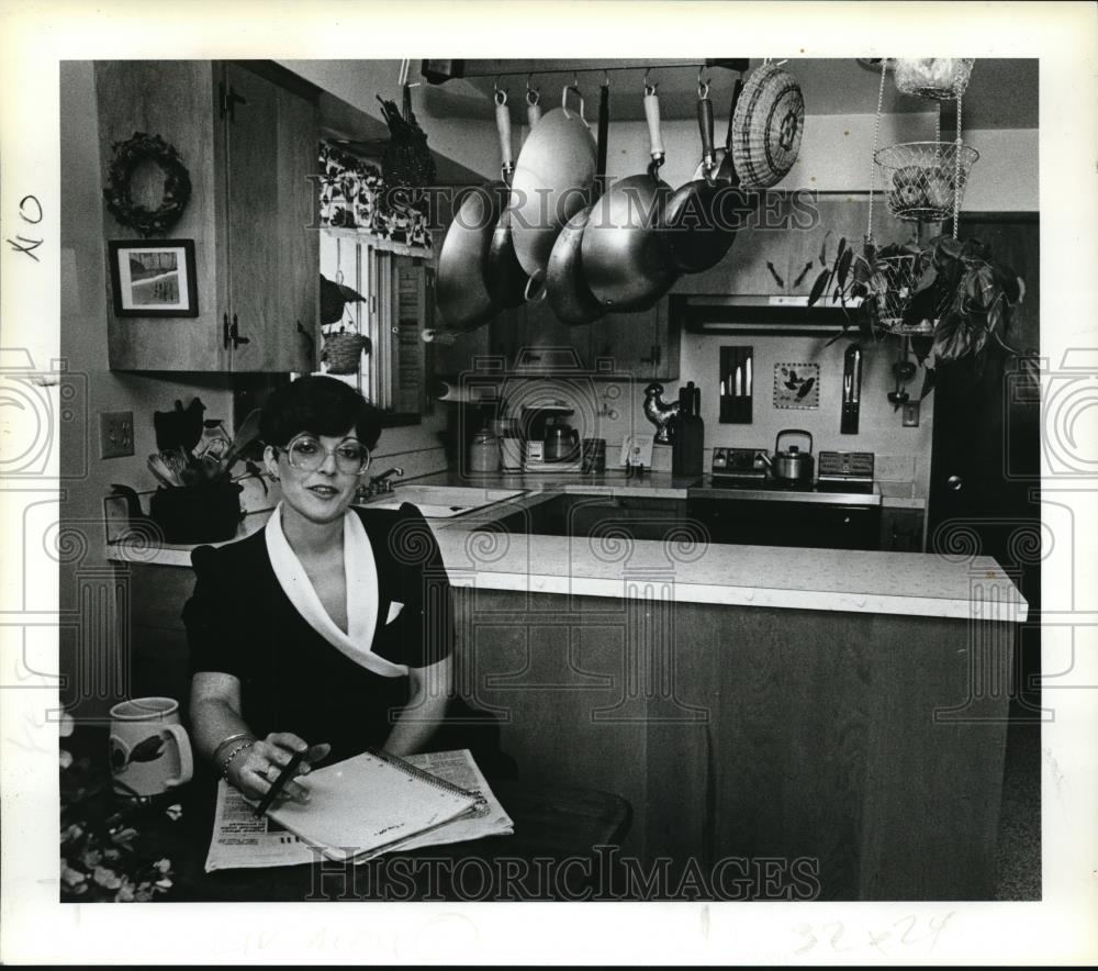 1984 Press Photo Ann Harris at Saturday market, Yamhill Marketplace - ora35789 - Historic Images