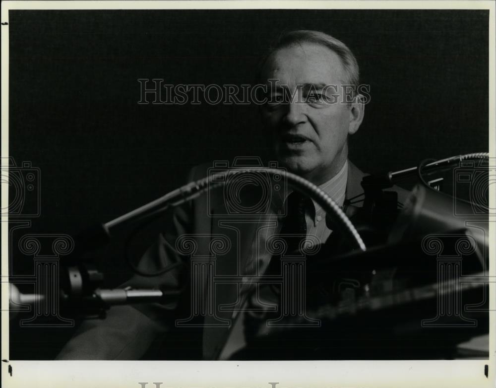 1986 Press Photo Terry Hourigan deputy director of VOA Europe - cvp26957 - Historic Images