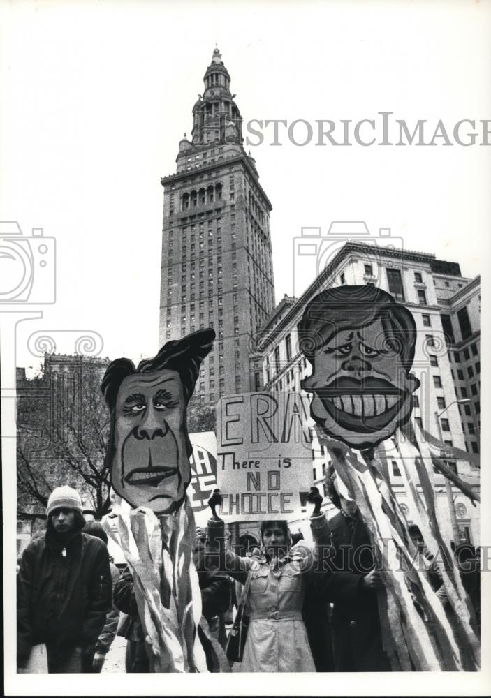 1980 Press Photo ERA mock debate Reagan-Carter on public square - Historic Images