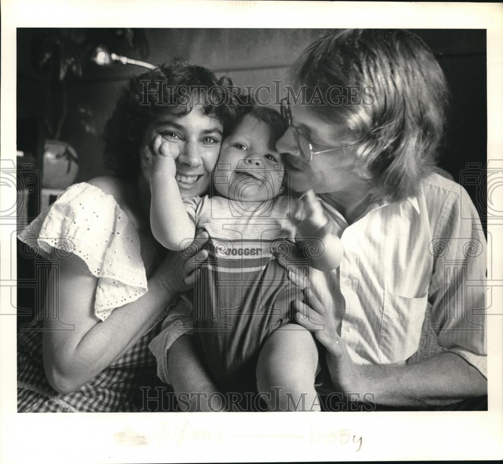 1984 Press Photo Lyn and Jonathan Chase with her son born with heart defects. - Historic Images