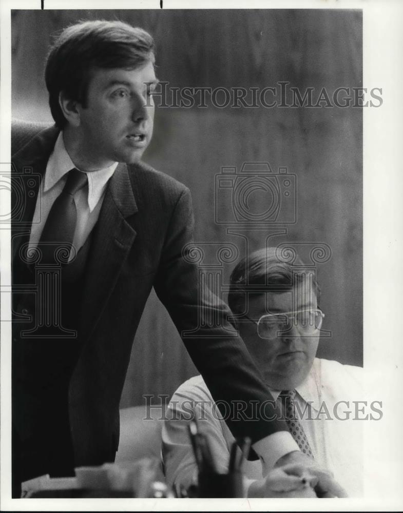 1984 Press Photo Stephen P. Learned at News Conference - Historic Images