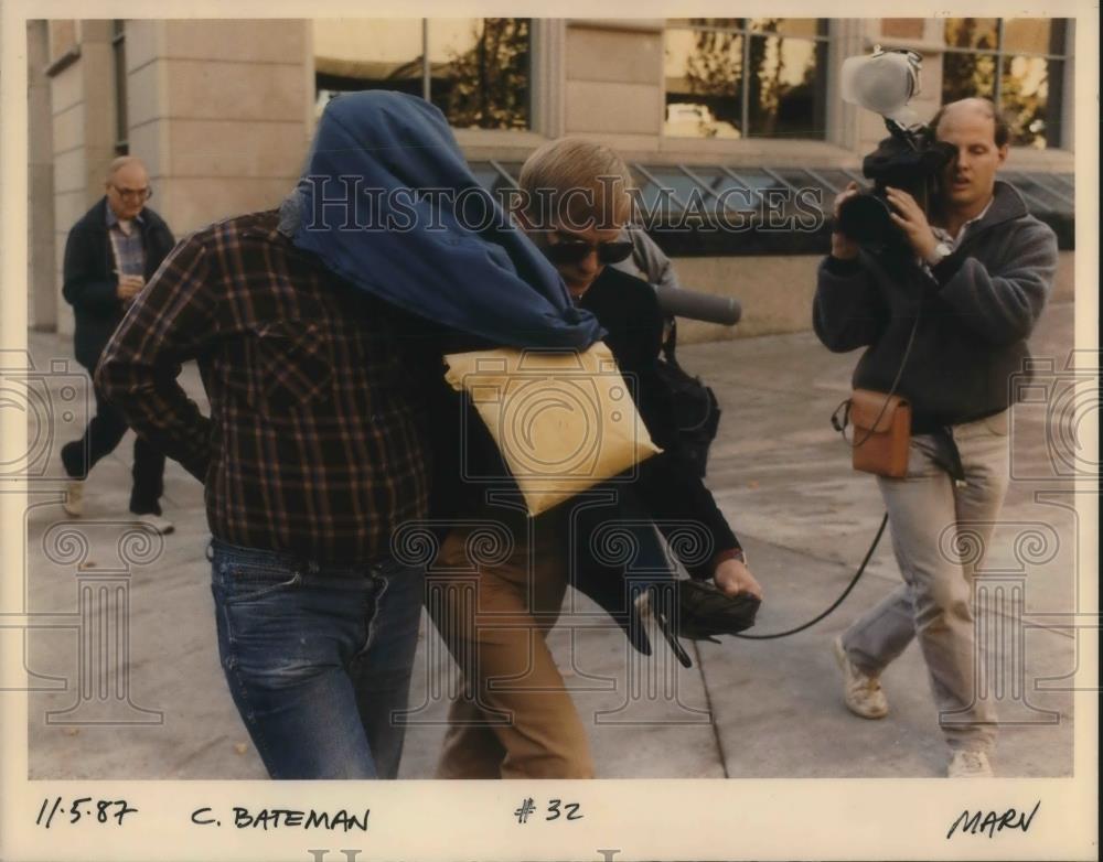 1987 Press Photo Convicted Child Molester Richard Bateman escorted to a car - Historic Images