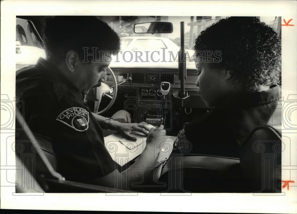 1981 Press Photo Tanya Posey Listens to her Training Officer - Historic Images