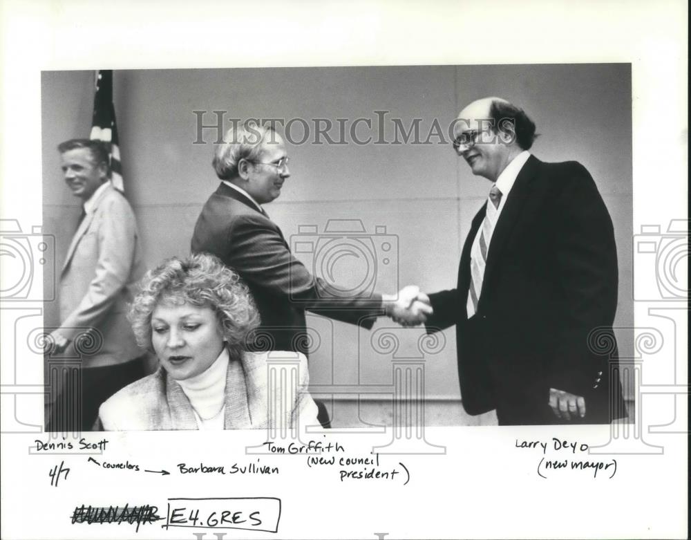 1987 Press Photo Mayor Larry Deyo shares congratulations to Tom Griffith - Historic Images