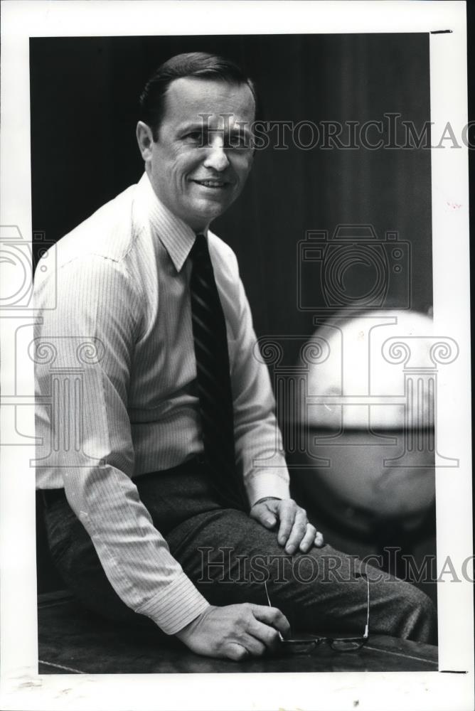 1987 Press Photo John D. Opie Head of General Electric Lighting Business Group - Historic Images