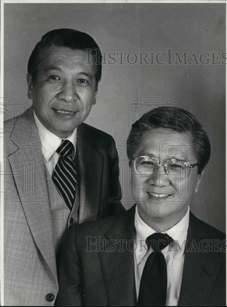 1983 Press Photo Alex Mark and C.Y. Liu of Chinese American Inc. - Historic Images