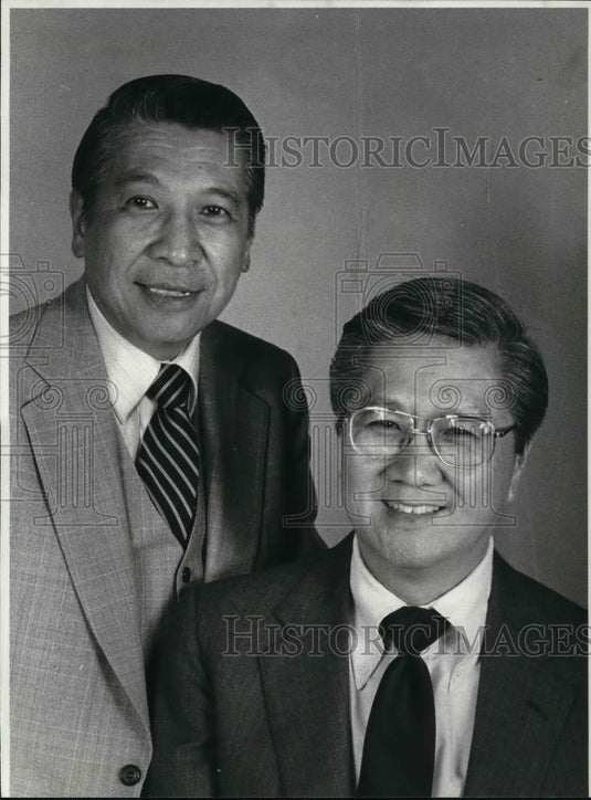 1983 Press Photo Alex Mark and C.Y. Liu of Chinese American Inc. - Historic Images