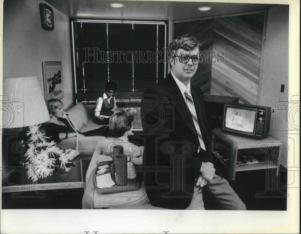 1979 Press Photo Knox Corbett sits in waiting area at he Metropolitan Bank - Historic Images