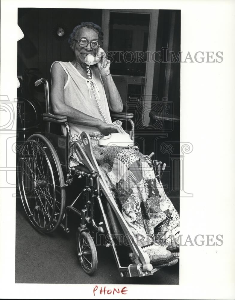 1980 Press Photo Paulyn Miller on the phone - Historic Images