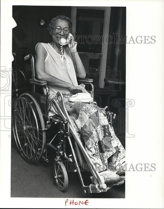 1980 Press Photo Paulyn Miller on the phone - Historic Images