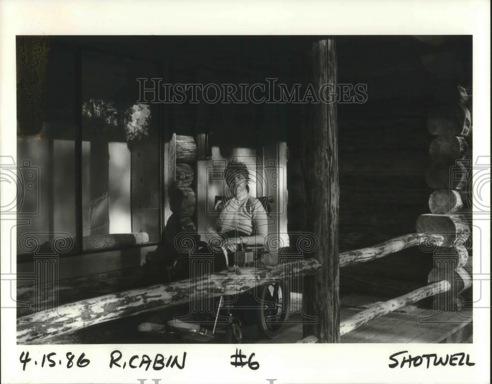 1986 Press Photo Rita Baugh sits on porch of cabin she designed to fit her needs - Historic Images