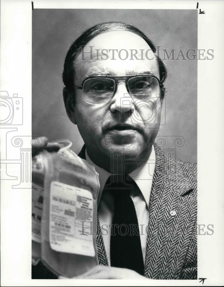 1986 Press Photo Albert Kretz reseacher for story on new blood sterilization - Historic Images