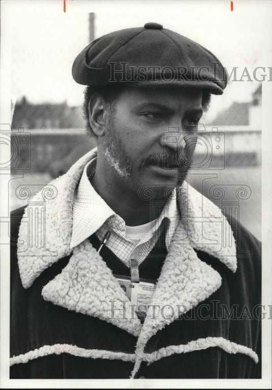 1981 Press Photo James Lawson of Drivers Union Pickets Bus Depot - Historic Images