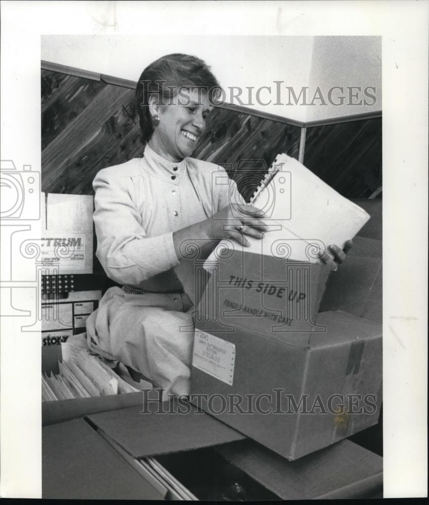 1969 Press Photo Sue Horton unpacks as she moves into her new office, Hillsboro - Historic Images