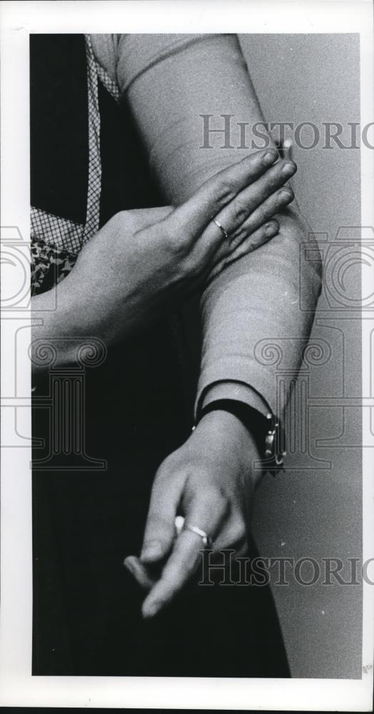 1977 Press Photo Kathy Butts on simplifying vocabularies on deaf people - Historic Images