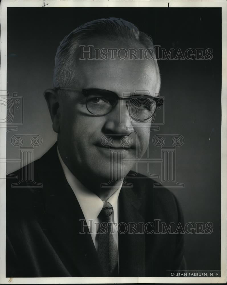 1968 Press Photo Robert M. Hall Blyth &amp; Co. Inc. - ora32885 - Historic Images