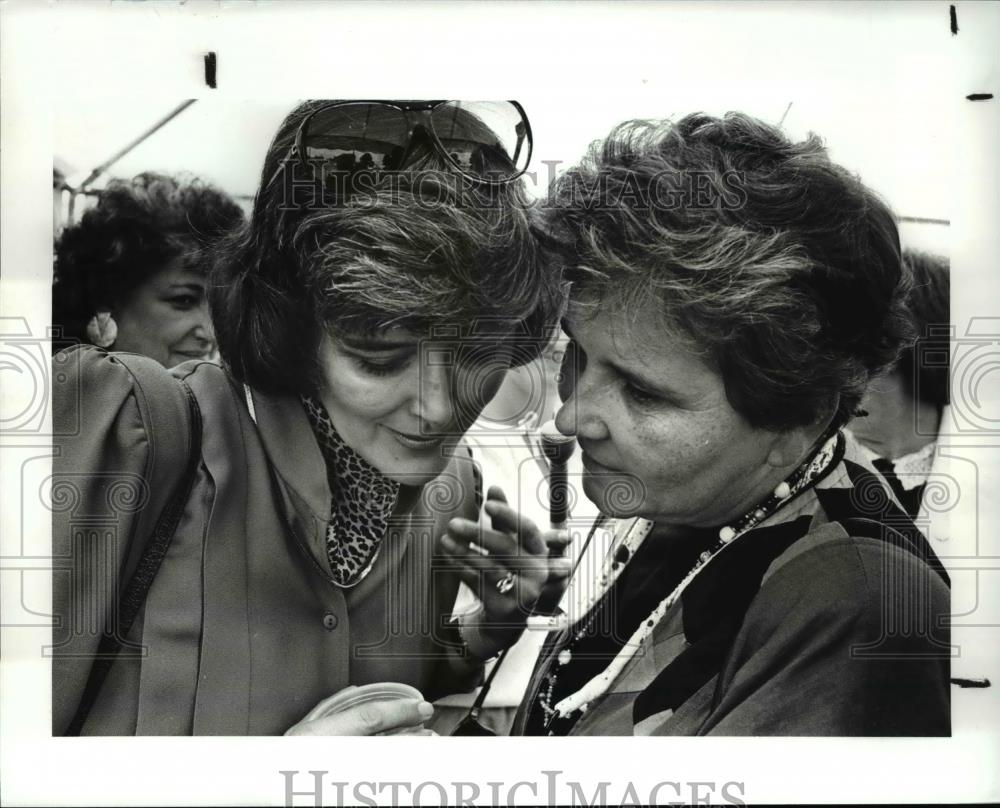 1987 Press Photo Rep. Pat Schroeder chat with Gov. Celestes wifw Dagmar - Historic Images