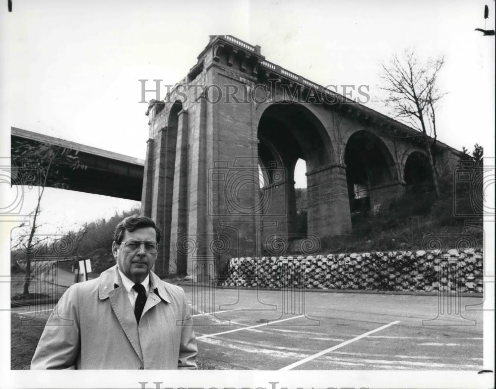 1987 Press Photo Earl Martin Mayor of Rocky River at Old Detroit Rocky Bridge - Historic Images