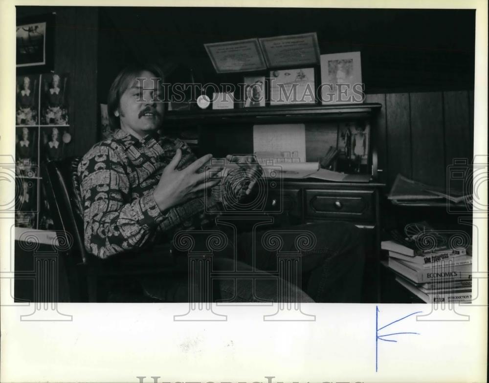 1980 Press Photo Bob Heath describes artificial valve that keeps him alive - Historic Images