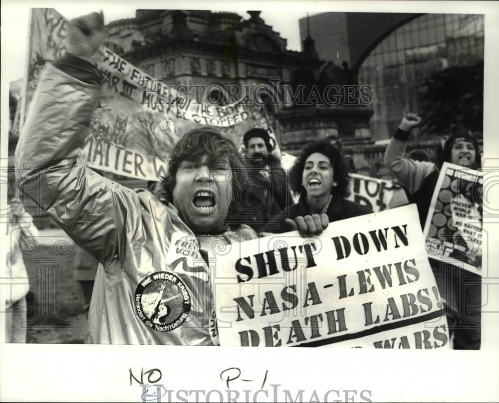 1986 Press Photo Reverend Ronald Schupp during the rally - Historic Images
