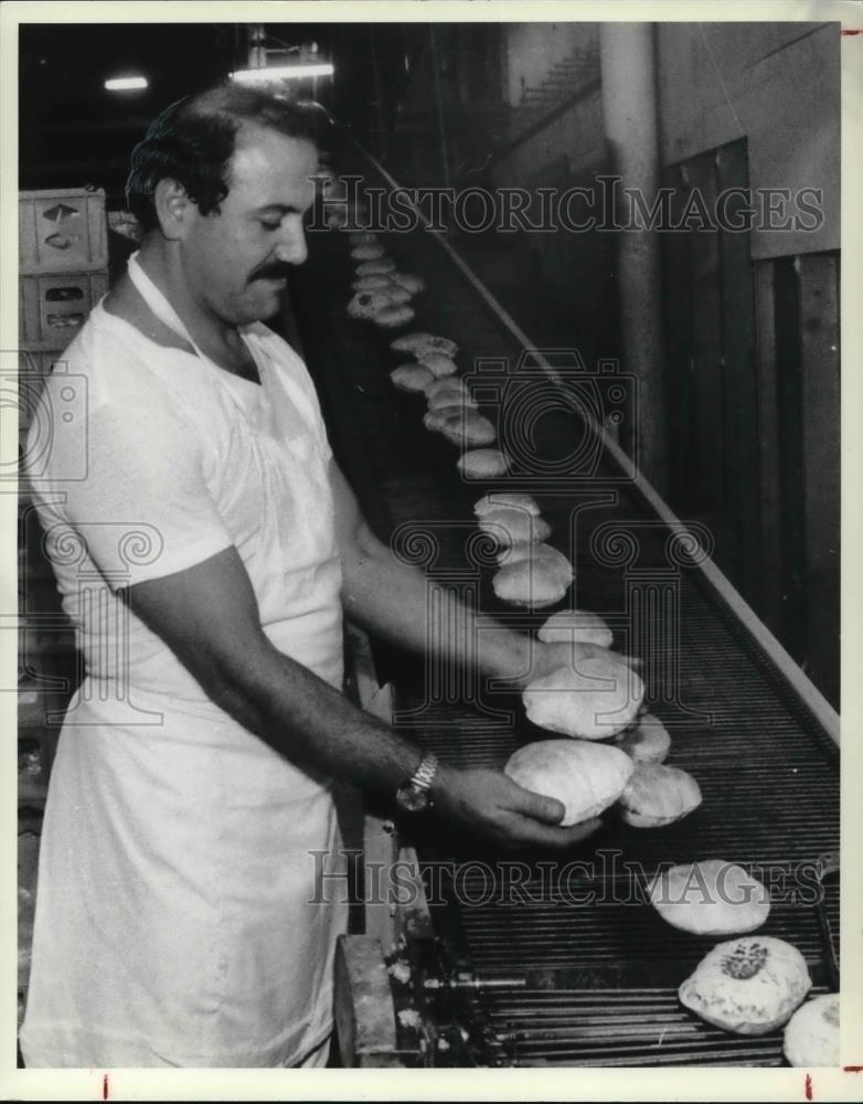 1978 Press Photo Carl Hahra checks bread from over to conveyor belt - Historic Images