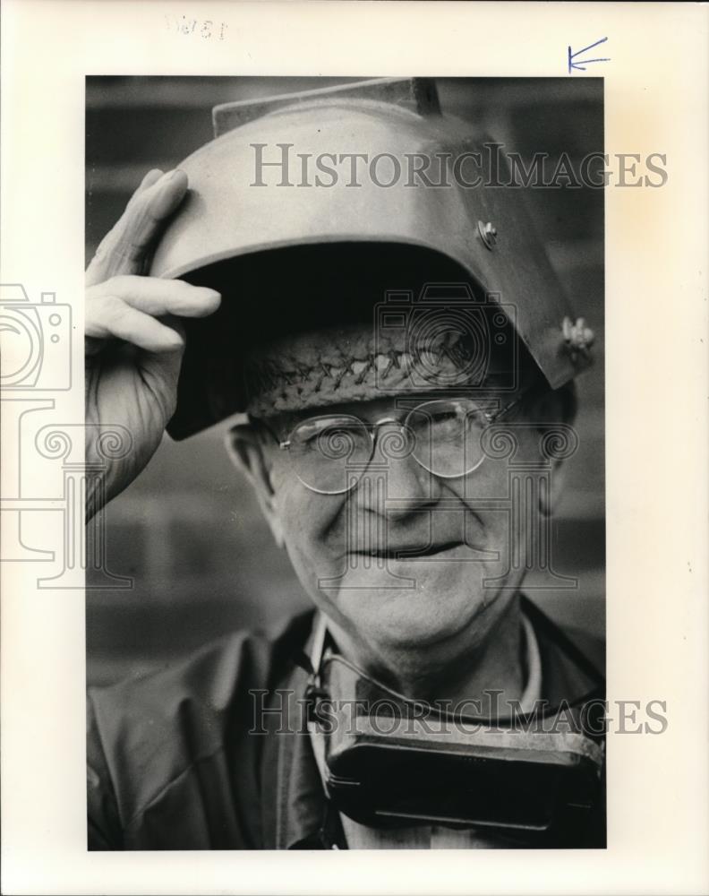 1977 Press Photo Dayton Grant Roosevelt High school Welding teacher - ora28984 - Historic Images