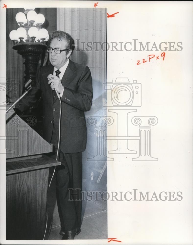 1977 Press Photo Mayor Ralph J Perk signs to crowd at City Hall - Historic Images