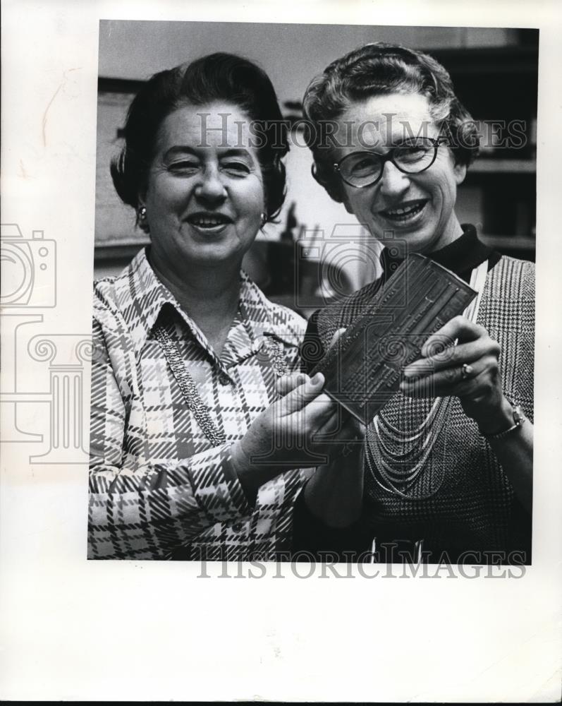 1974 Press Photo Dorothy Gunness &amp; Ruth Compton (L) daughters of Frank Wortman - Historic Images