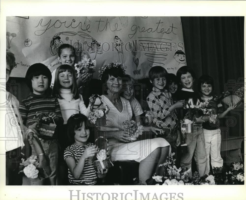 1980 Press Photo Audrey Cullen with some students at Abernethy School - ora12759 - Historic Images