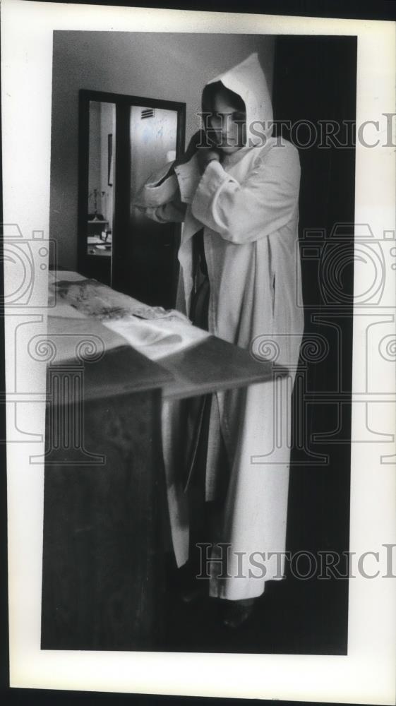 1979 Press Photo Mrs. Bruno, chaplain at University of Oregon, doing services - Historic Images