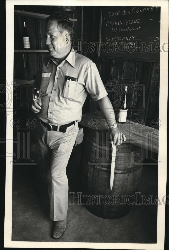 1978 Press Photo Joe Coulombe owner of new winery near Banks, samples his wine. - Historic Images