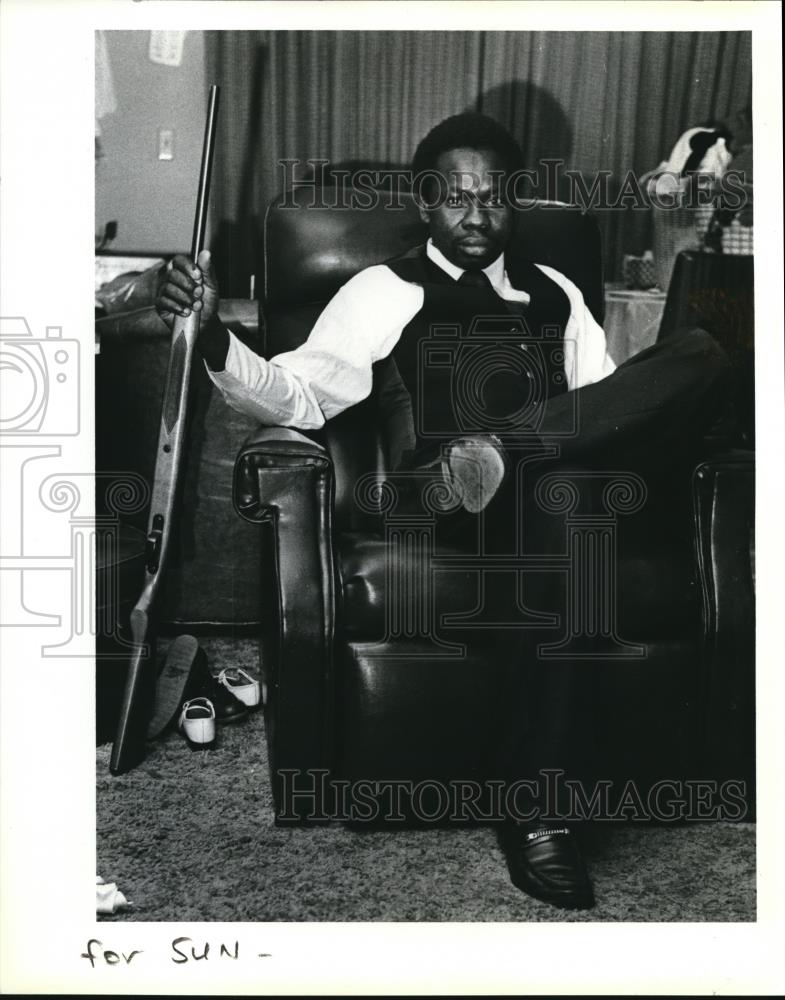 1980 Press Photo Kwaku Boateng Computer Repairman with Rifle Racial Harassment - Historic Images